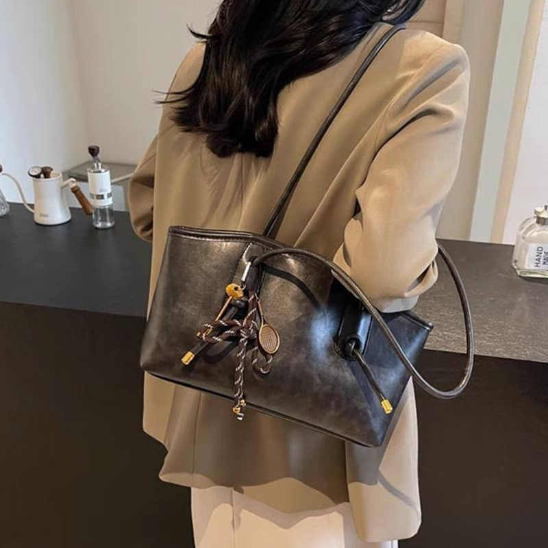 Axelväska i veganskt läder