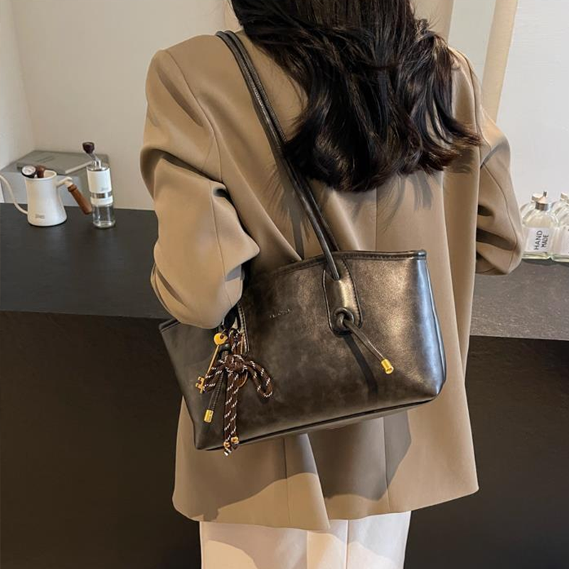 Axelväska i veganskt läder